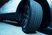 Brand New Car Tire Closeup. New SUV Tire meilleurs pneus 4 saisons
