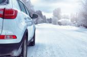 landscape Road in the winter forest with snow covered wilderness voiture montagne conduite
